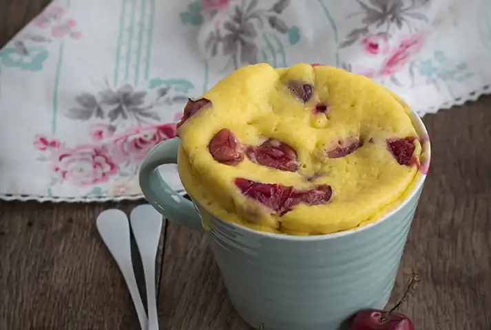     Mug cake de cerezas y queso 