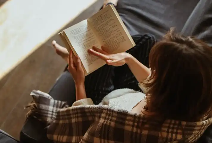 1-Mujer leyendo libro