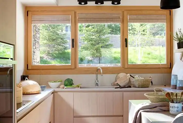 Una cocina moderna de madera