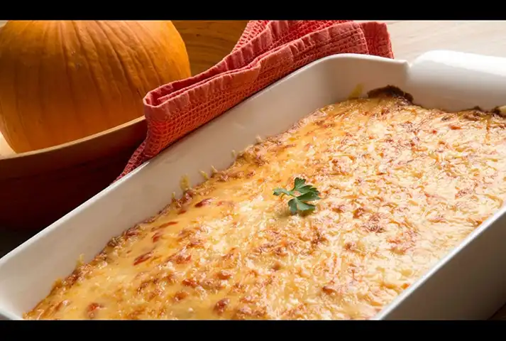     Lasagna de verduras con bechamel y pimiento rojo 