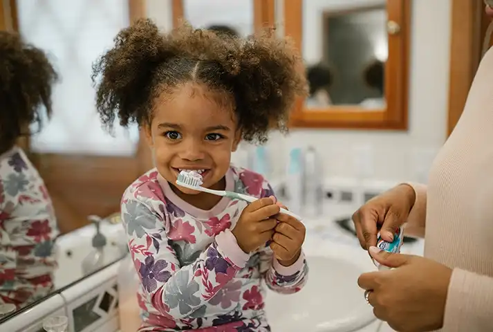 4-Niña cepillandose los dientes