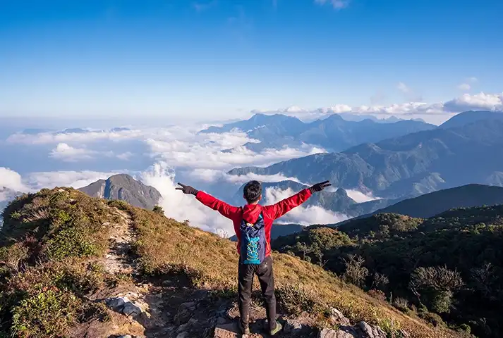 4-hombre en la montaña con los brazos estendidos