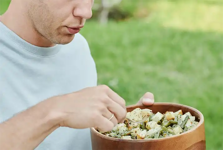 7-hombre sirviendo comida