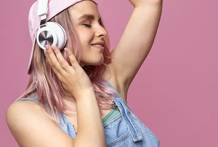 Chica escuchando musica con audifonos