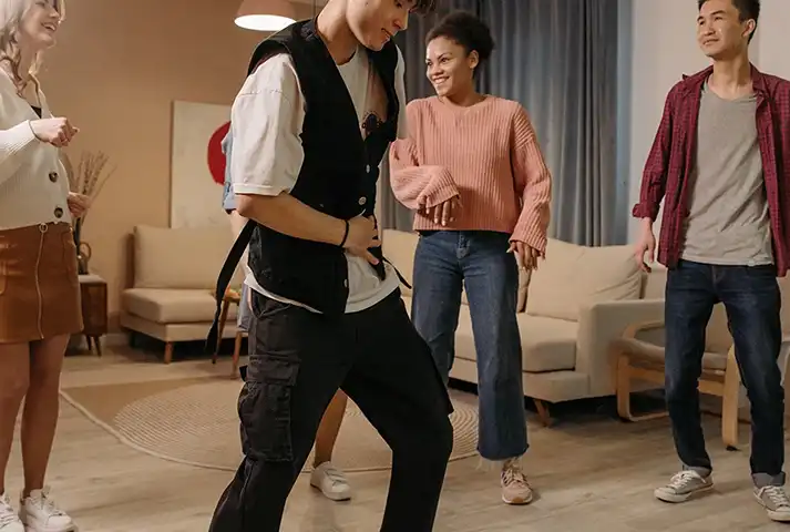 Grupo de amigos bailando