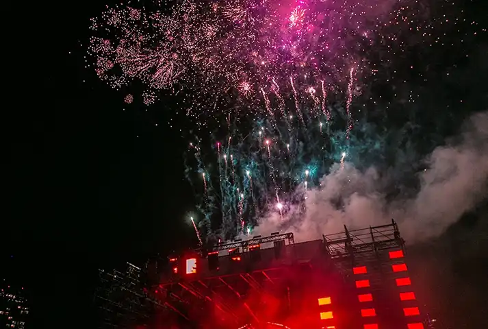 Tarima de concierto con fuegos artificiales